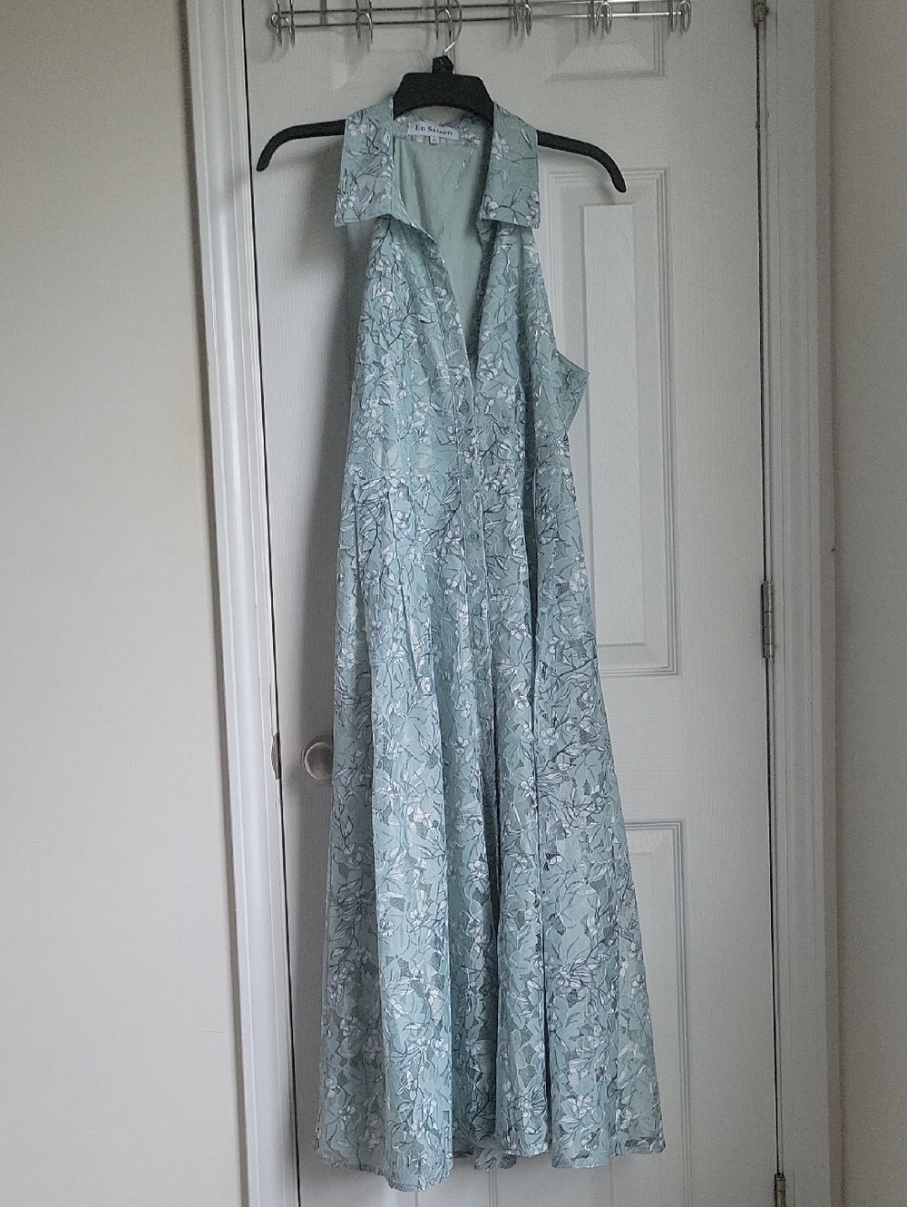 En Saison Pale Aqua Floral Collared  midi dress. Fully-lined. Partial open back